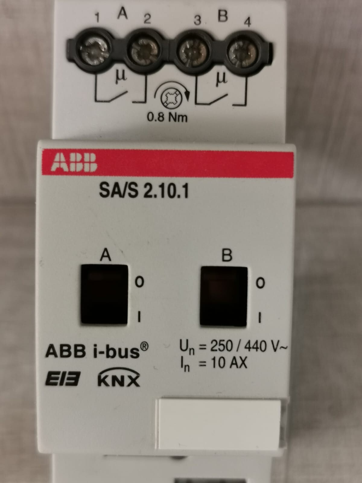ABB 2CDG 110 039 R0011 ABB SA/S 2.10.1 SWITCH ACTUATOR 2CDG 110 039 R0011 2