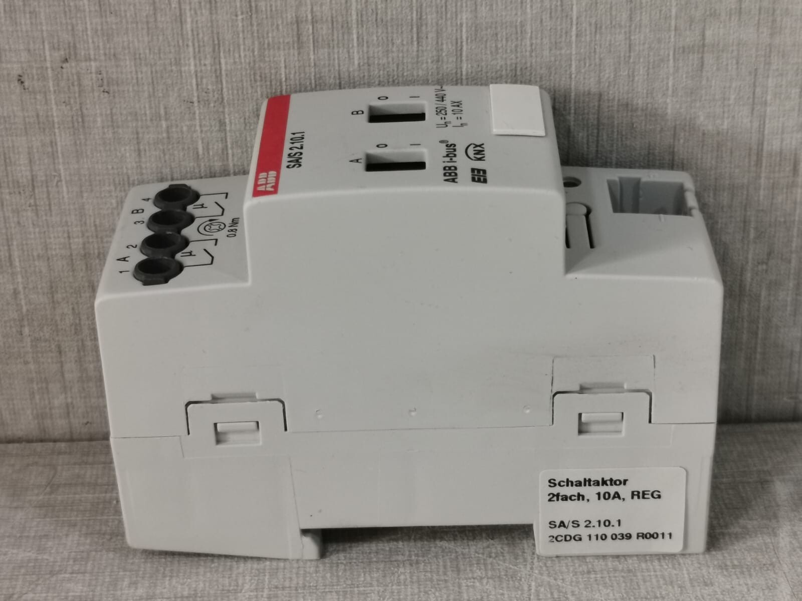 ABB 2CDG 110 039 R0011 ABB SA/S 2.10.1 SWITCH ACTUATOR 2CDG 110 039 R0011 4