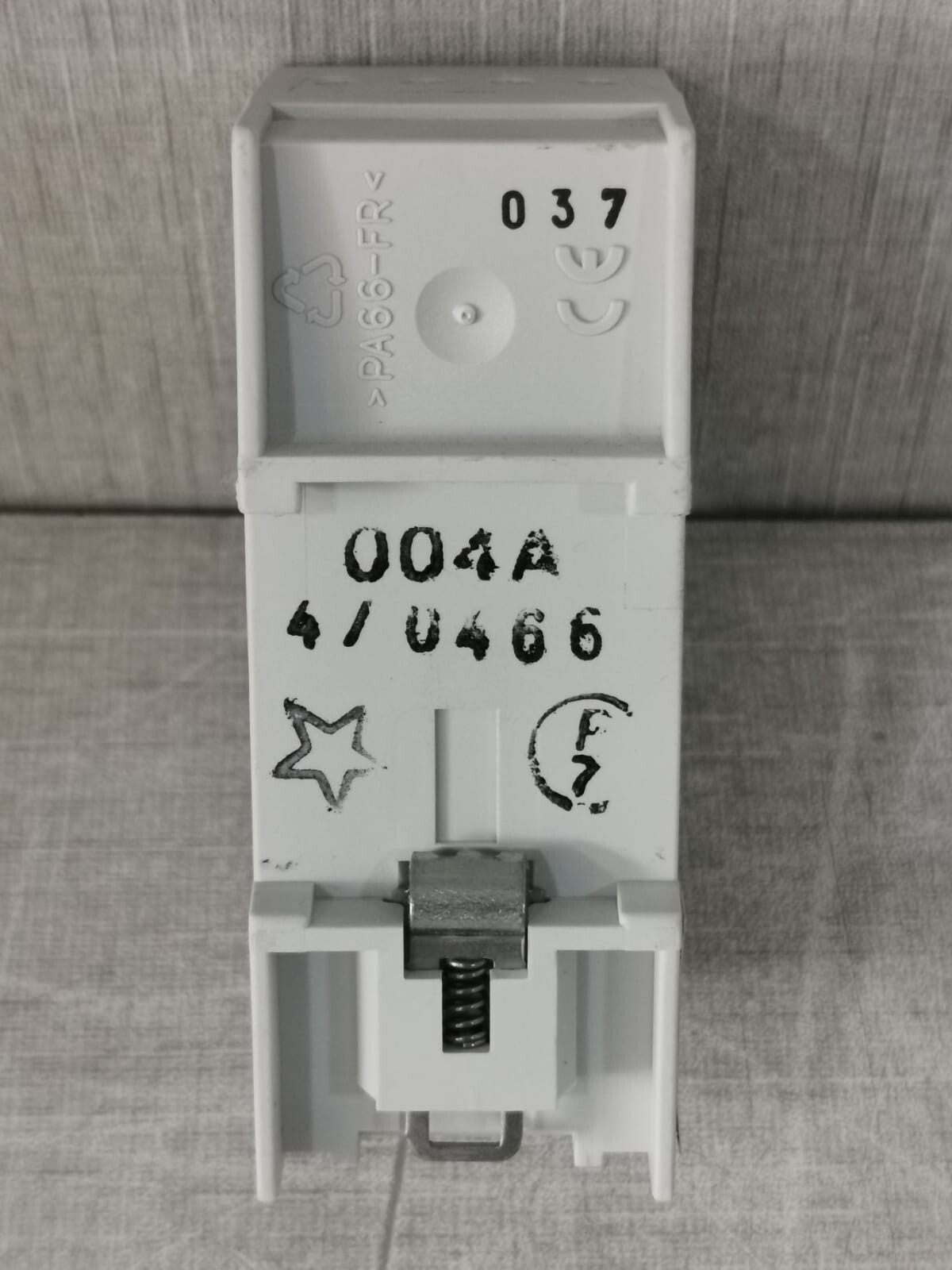 ABB 2CDG 110 039 R0011 ABB SA/S 2.10.1 SWITCH ACTUATOR 2CDG 110 039 R0011 10