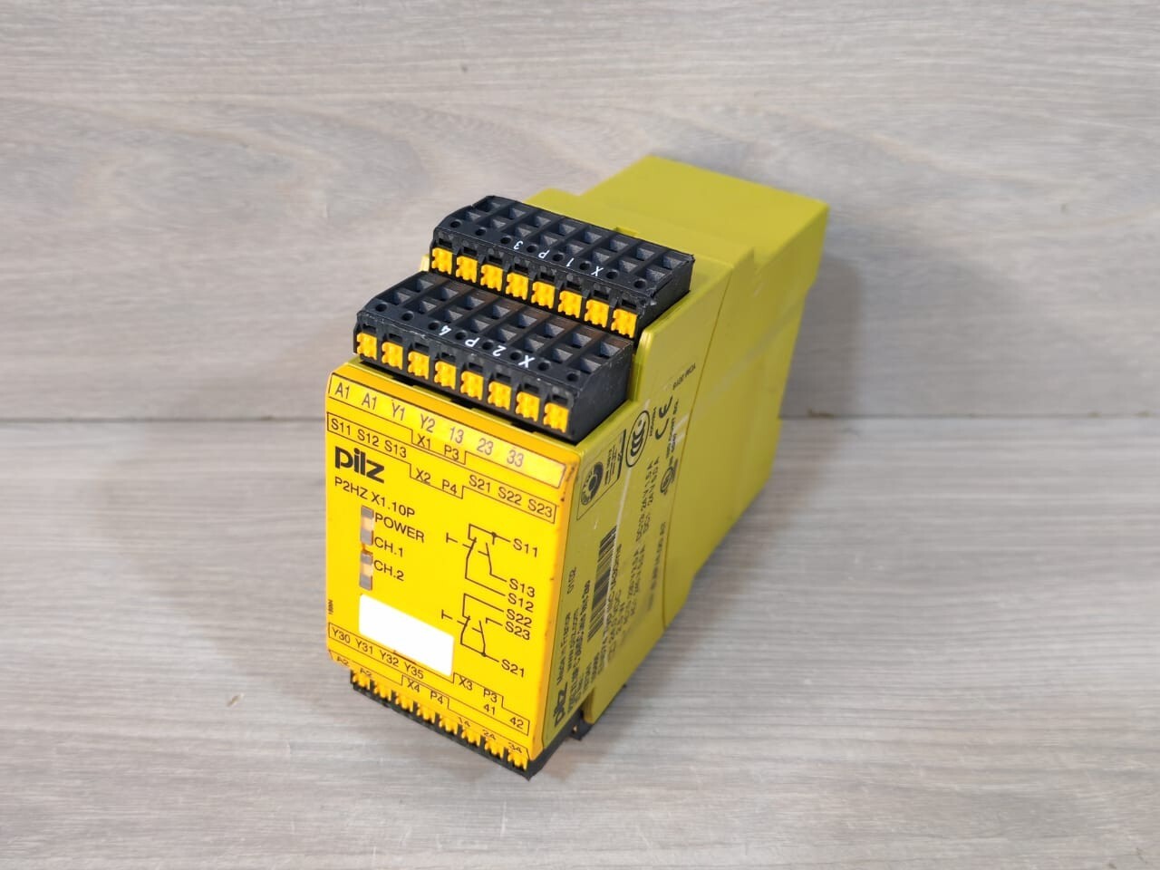 Pilz X1.10P PILZ P2HZ X1.10P SAFETY RELAY 10