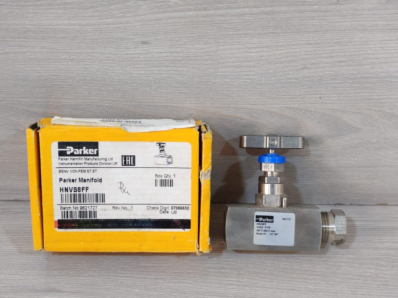 PARKER HNVS8FF NEEDLE PATTERN AND HAND VALVES