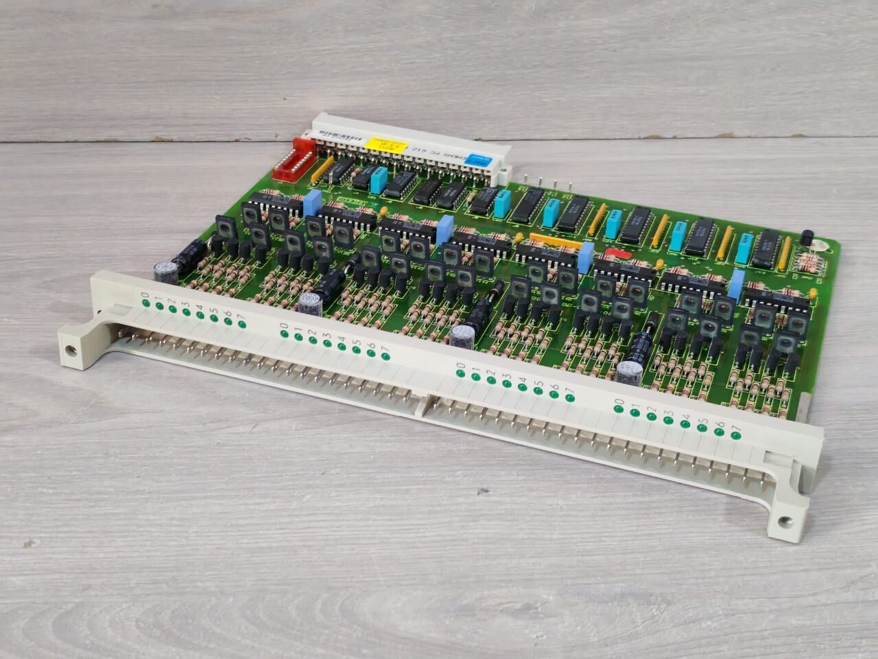 Siemens 6ES5445-3AA12 SIEMENS SIMATICS 6ES5445-3AA12 V.1 / C79040-A92-C310-03-85 DIGITAL OUTPUT MODULE 2