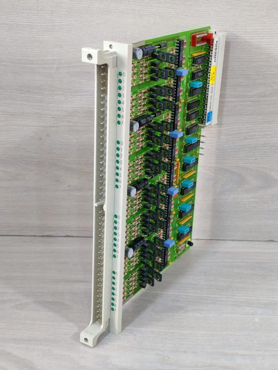 Siemens 6ES5445-3AA12 SIEMENS SIMATICS 6ES5445-3AA12 V.1 / C79040-A92-C310-03-85 DIGITAL OUTPUT MODULE 5