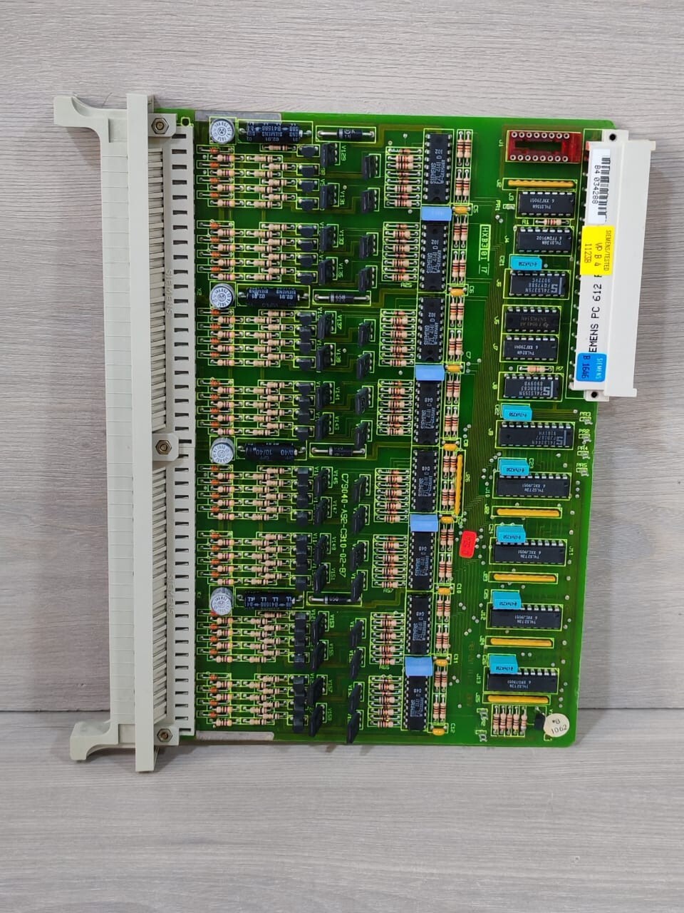 Siemens 6ES5445-3AA12 SIEMENS SIMATICS 6ES5445-3AA12 V.1 / C79040-A92-C310-03-85 DIGITAL OUTPUT MODULE 6