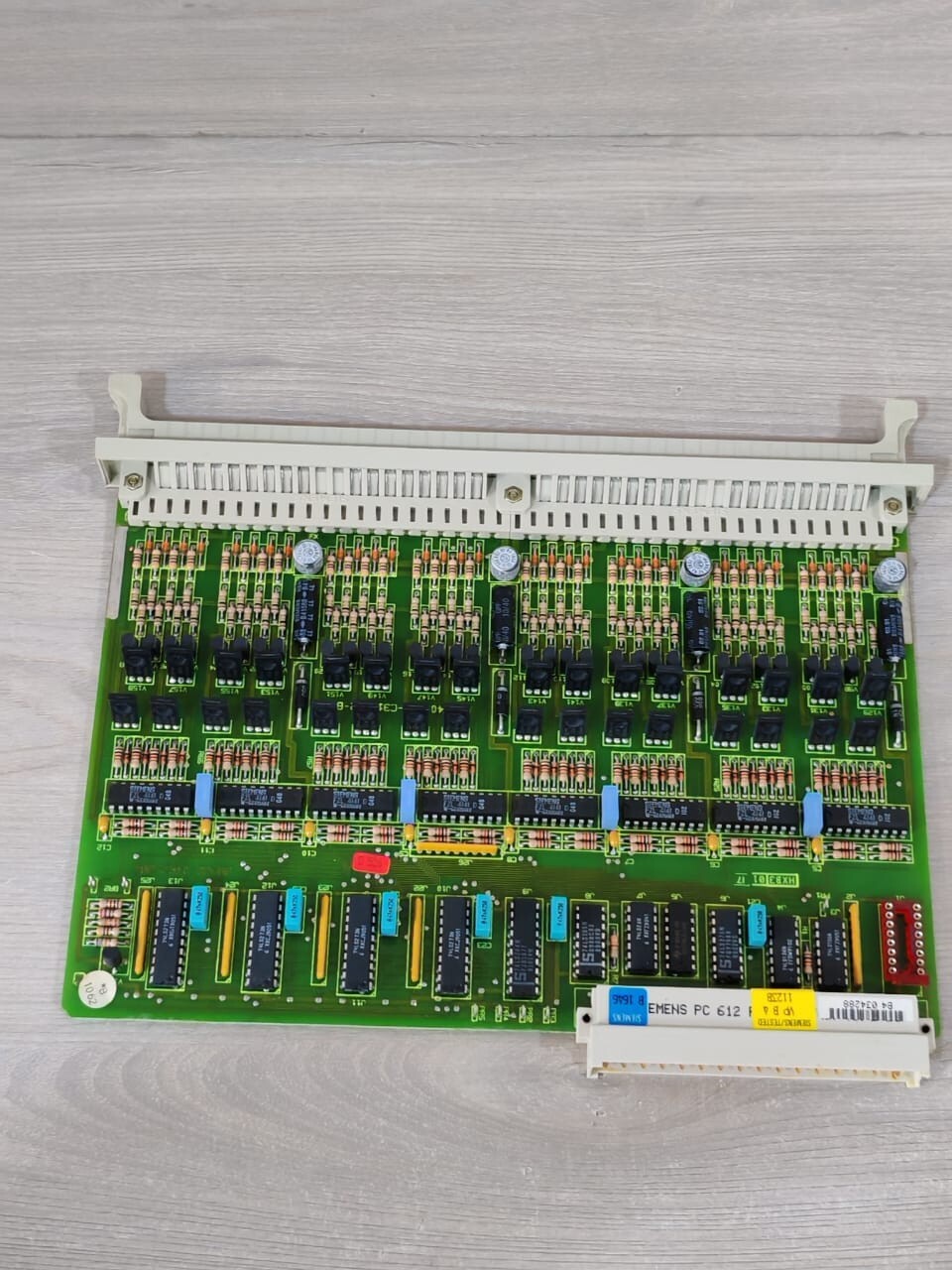 Siemens 6ES5445-3AA12 SIEMENS SIMATICS 6ES5445-3AA12 V.1 / C79040-A92-C310-03-85 DIGITAL OUTPUT MODULE 10