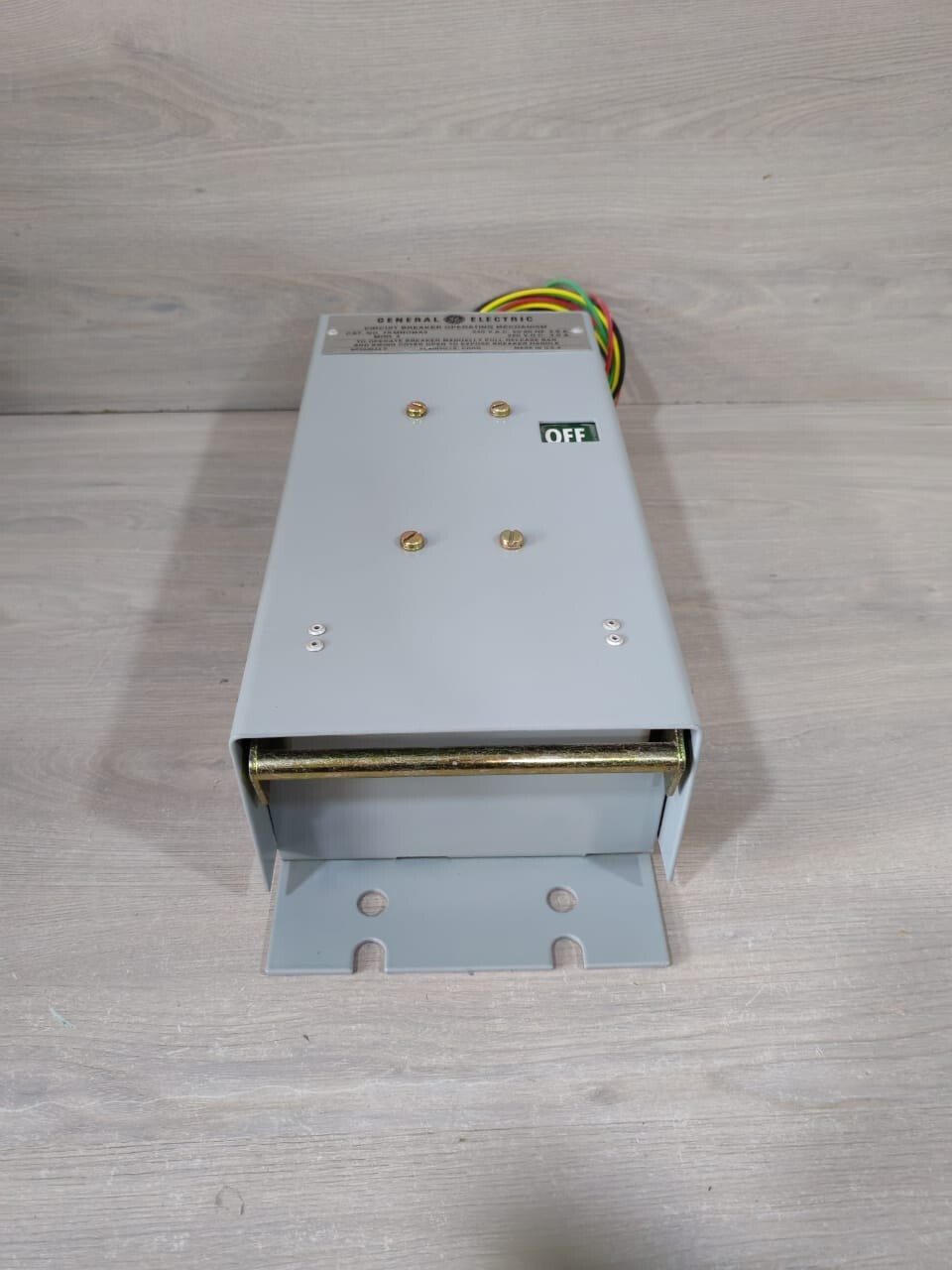 GE MOD.3 GENERAL ELECTRIC TKMMOMA2 MOD.3 240VAC CIRCUIT BREAKER OPERATING MECHANISM 2