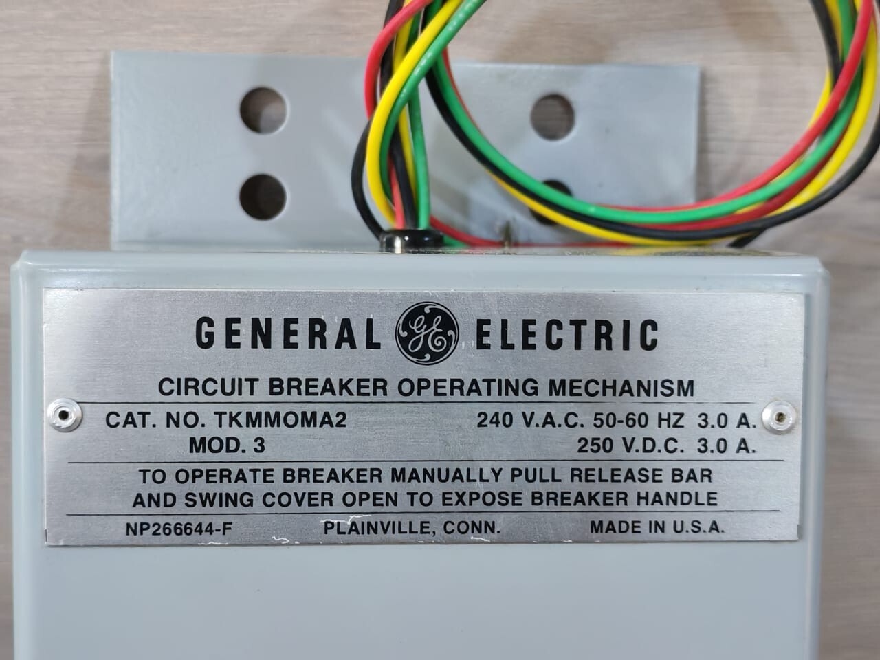 GE MOD.3 GENERAL ELECTRIC TKMMOMA2 MOD.3 240VAC CIRCUIT BREAKER OPERATING MECHANISM 7