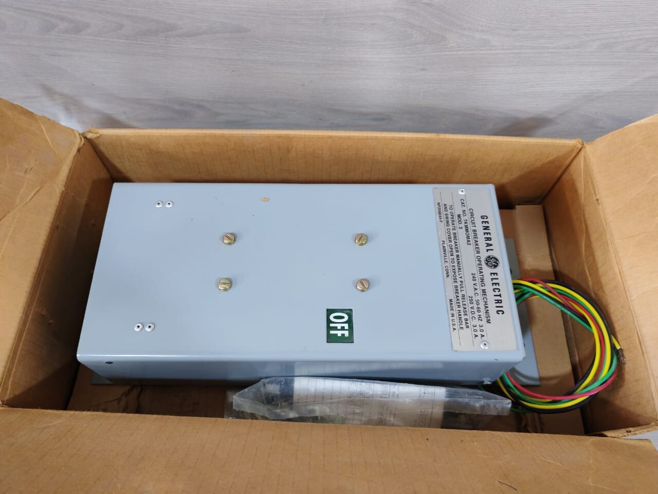 GE MOD.3 GENERAL ELECTRIC TKMMOMA2 MOD.3 240VAC CIRCUIT BREAKER OPERATING MECHANISM 8