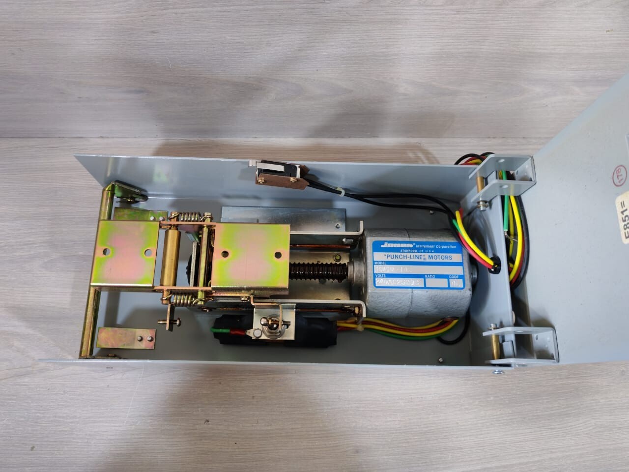 GE MOD.3 GENERAL ELECTRIC TKMMOMA2 MOD.3 240VAC CIRCUIT BREAKER OPERATING MECHANISM 9