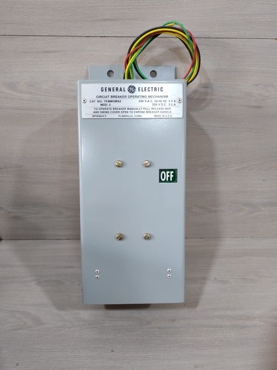 GE MOD.3 GENERAL ELECTRIC TKMMOMA2 MOD.3 240VAC CIRCUIT BREAKER OPERATING MECHANISM 10