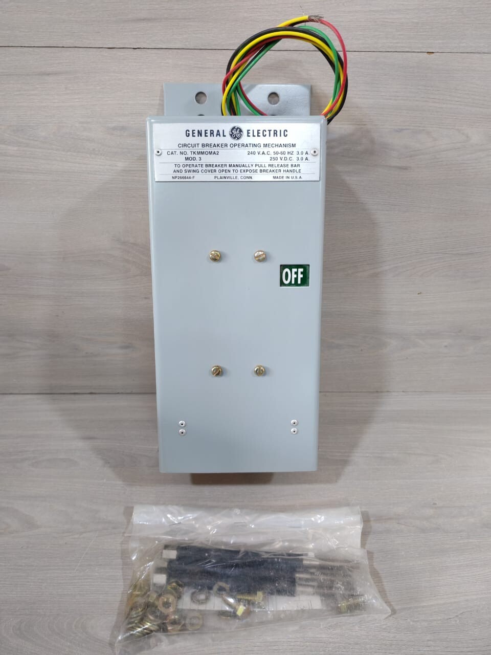 GENERAL ELECTRIC TKMMOMA2 MOD.3 240VAC CIRCUIT BREAKER OPERATING MECHANISM