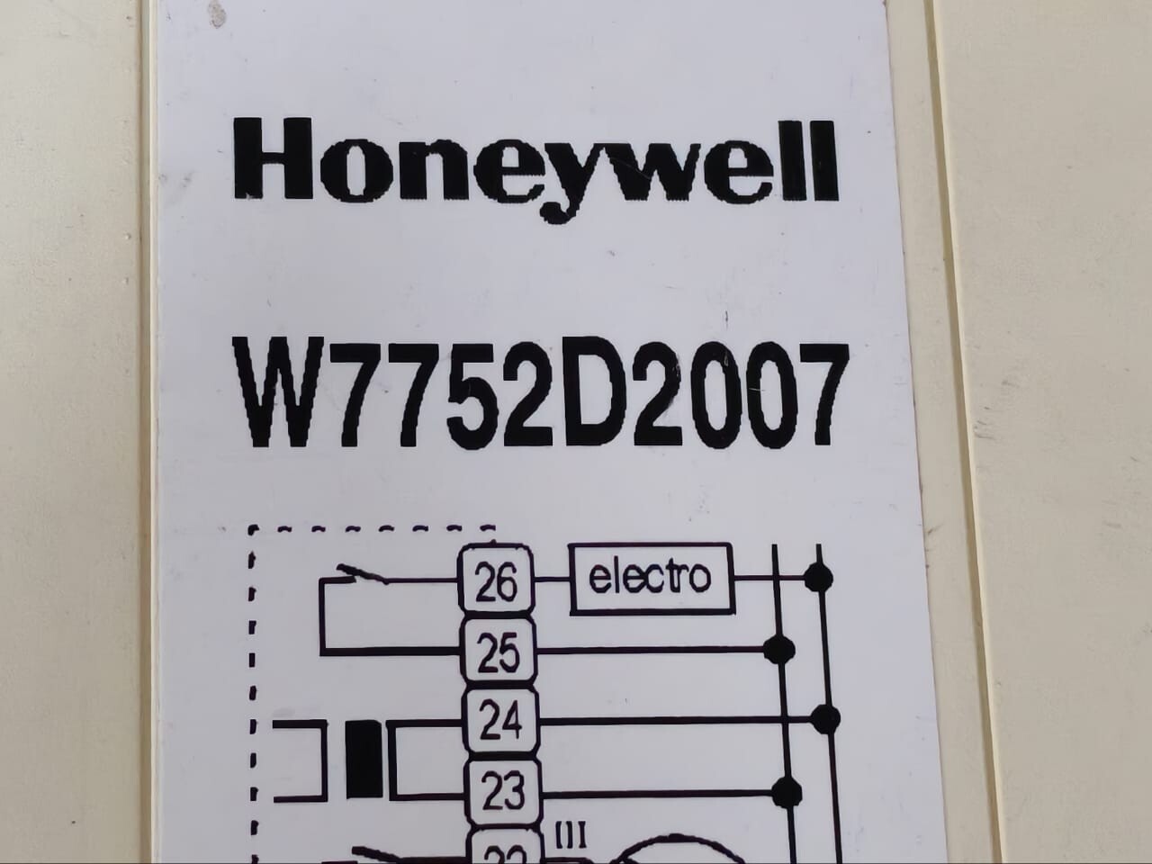 Honeywell W7752D2007 Honeywell W7752D2007 Fan Coil Unit Controller With Reheat Relay 2