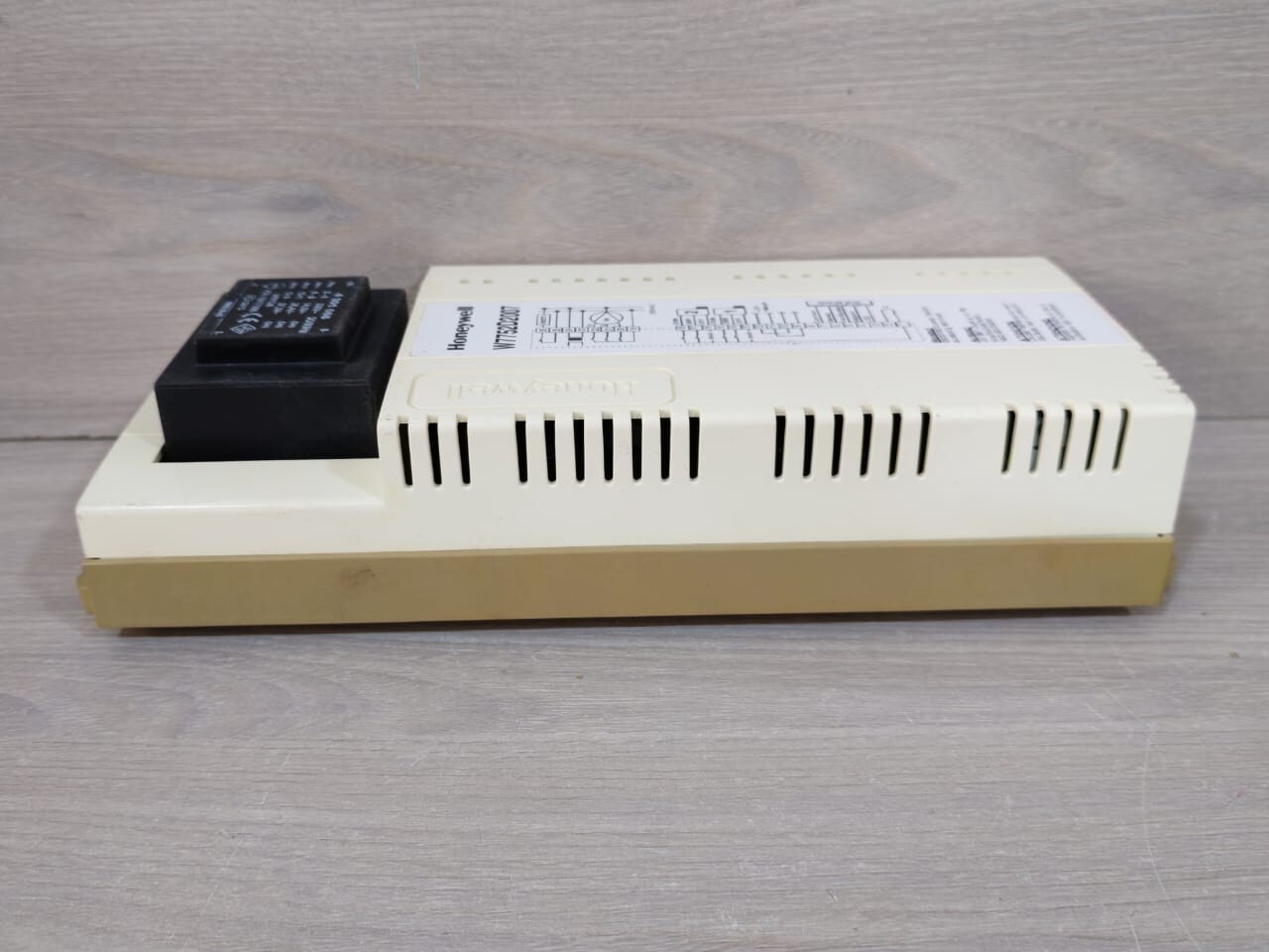 Honeywell W7752D2007 Honeywell W7752D2007 Fan Coil Unit Controller With Reheat Relay 7