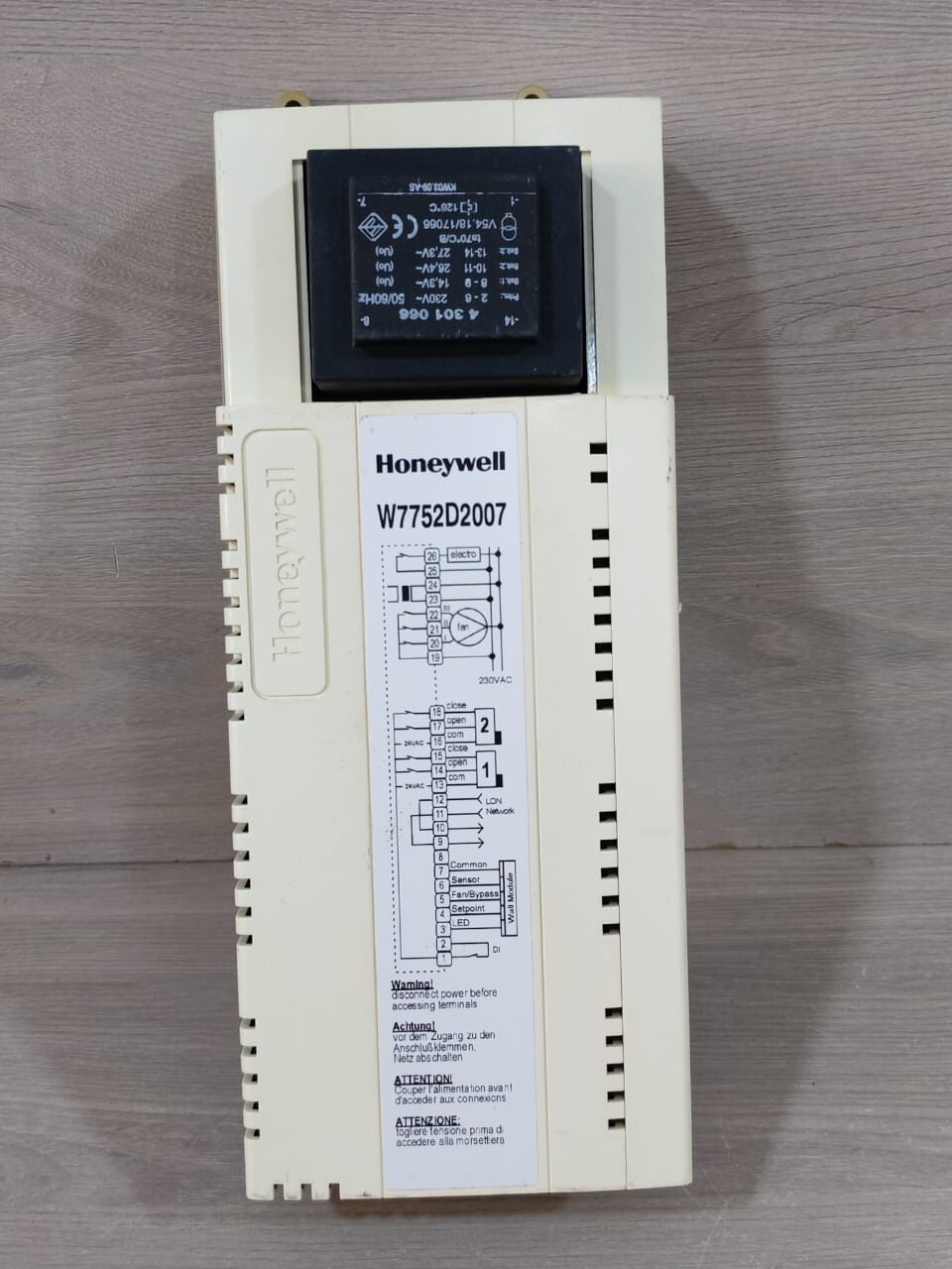 Honeywell W7752D2007 Fan Coil Unit Controller With Reheat Relay