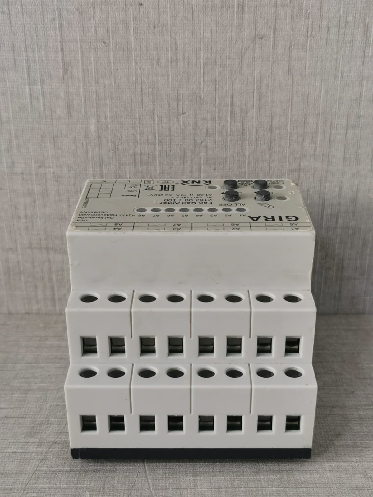 GIRA 2163 00 / I00 GIRA 2163 00 / I00 Fan Coil Actuator 5