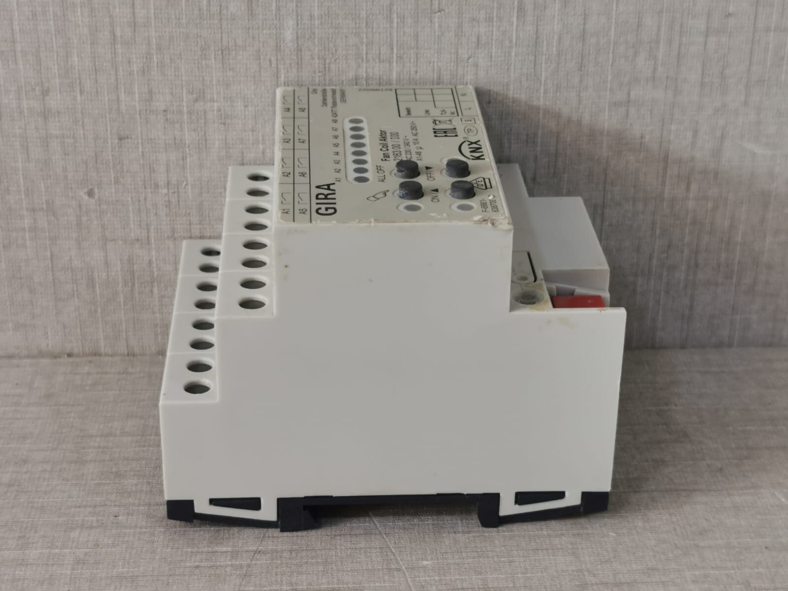 GIRA 2163 00 / I00 GIRA 2163 00 / I00 Fan Coil Actuator 6