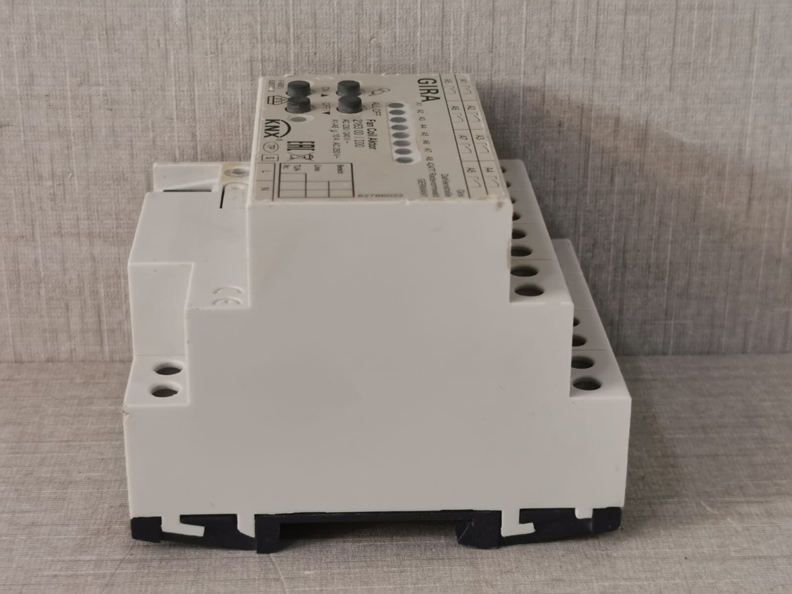 GIRA 2163 00 / I00 GIRA 2163 00 / I00 Fan Coil Actuator 7