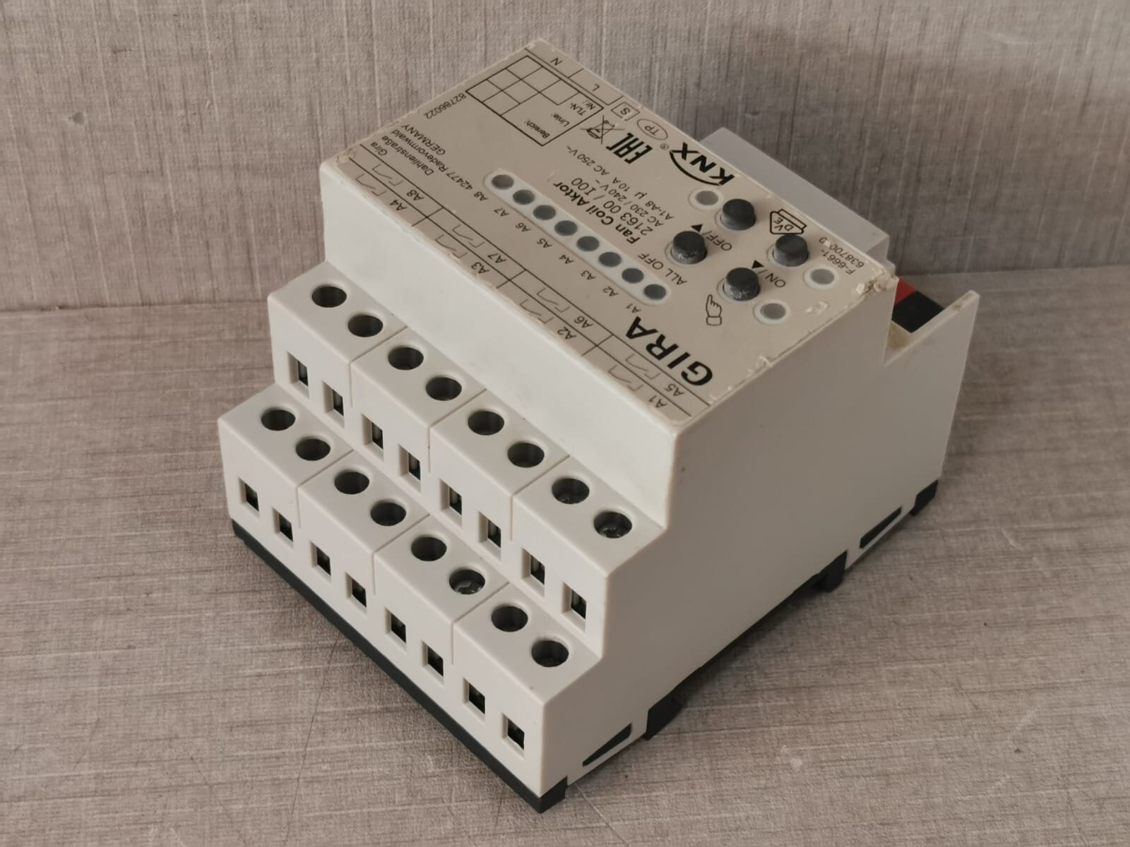 GIRA 2163 00 / I00 GIRA 2163 00 / I00 Fan Coil Actuator 8