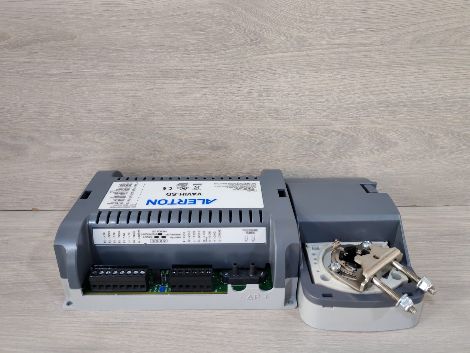 Alerton 50027209-001 ALERTON VaVIH-SD VAV CONTROLLER WITH ACTUATOR 50027209-001 REV. G 6
