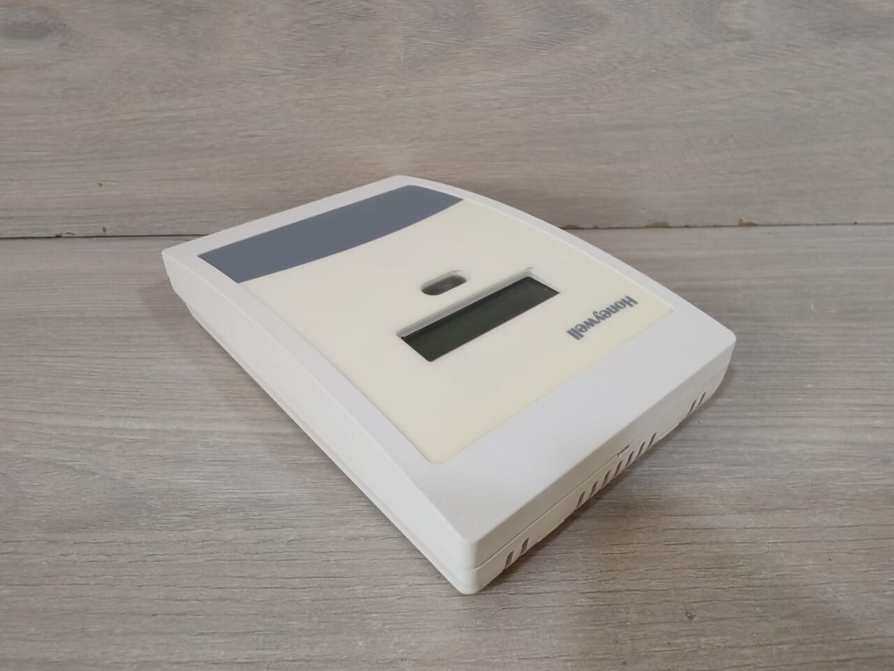 Honeywell C7232A5812 Honeywell C7232A5812 CO2 Sensor, Wall Mount, LCD Display Range: 0-2000ppm 9