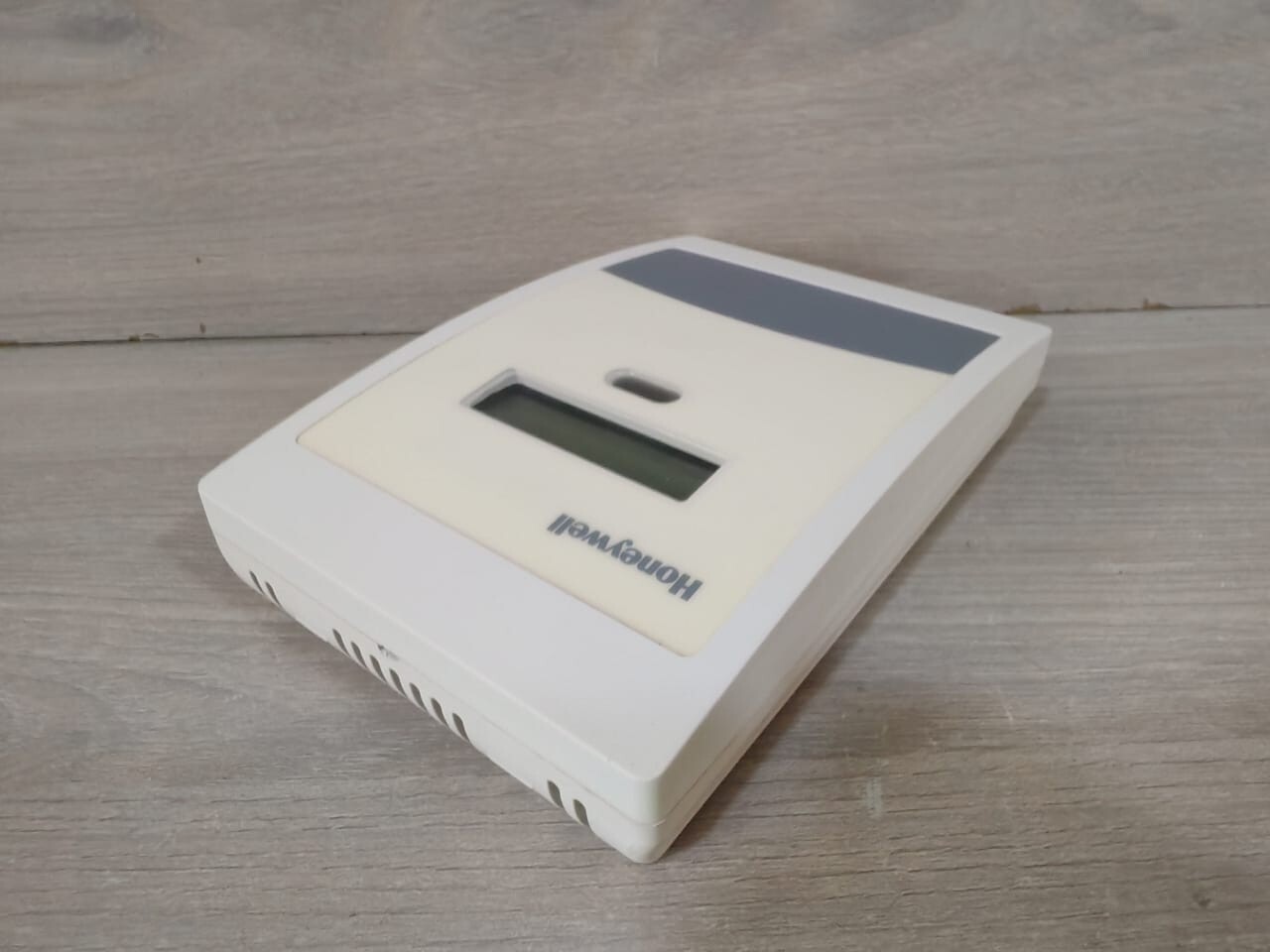 Honeywell C7232A5812 Honeywell C7232A5812 CO2 Sensor, Wall Mount, LCD Display Range: 0-2000ppm 10