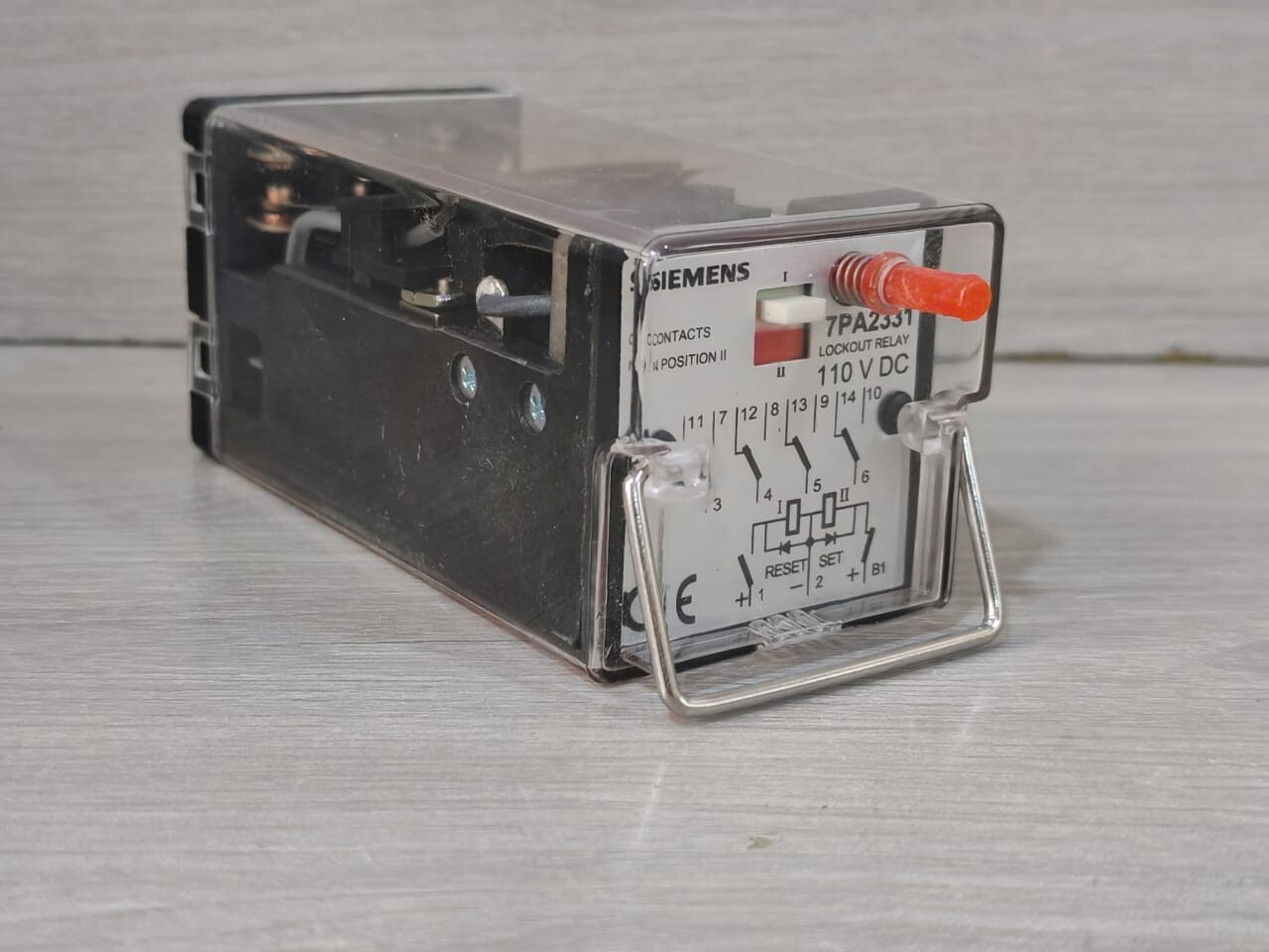 Siemens 7PA2331 SIEMENS 7PA2331-0 LOCKOUT FAST RELAY 4 NC/NO PUSH BUTTON 11OVDC 4