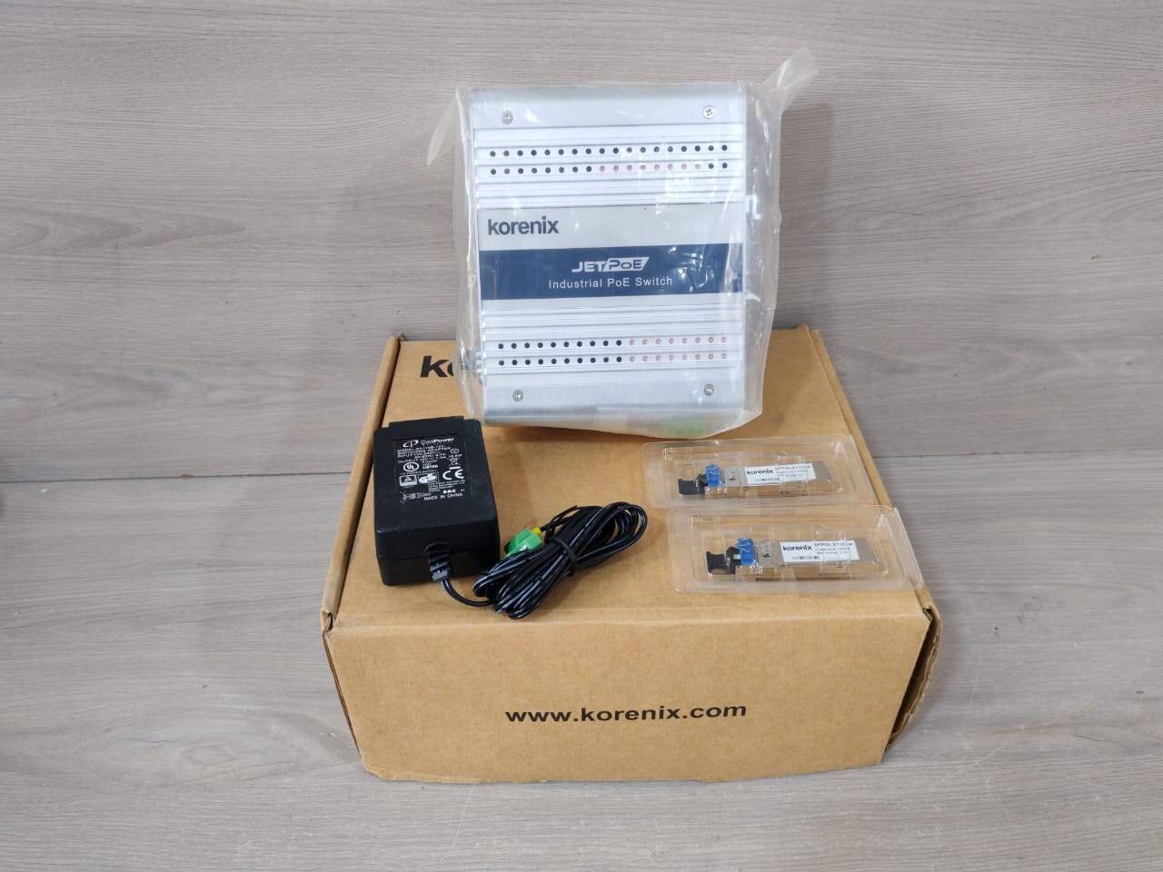 KORENIX 3810GF KORENIX JETNET 3810GF INDUSTRIAL 8-PORT POE+2-PORT GBE FIBER SWITCH 2