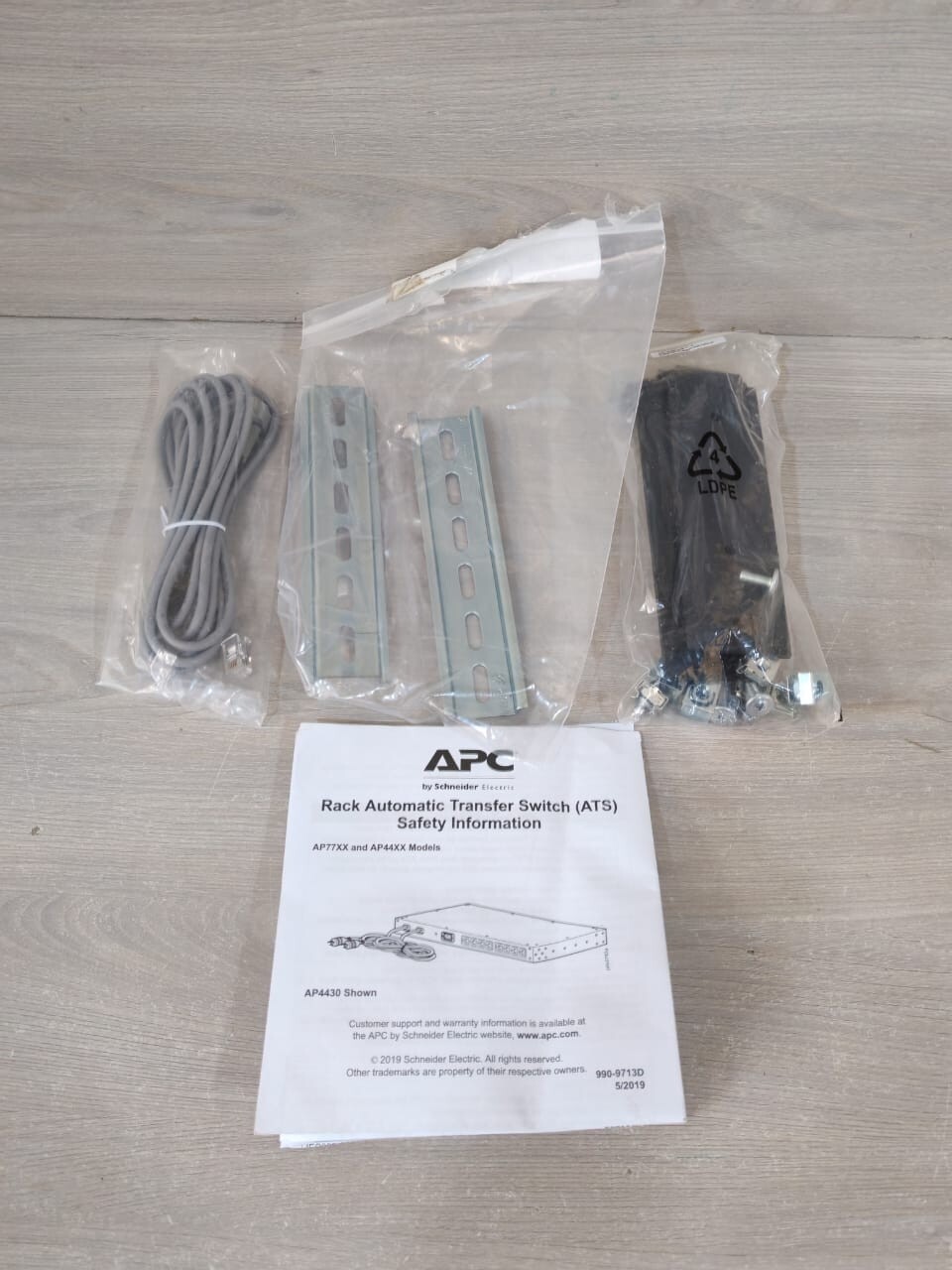 Schneider Electric AP4423 APC by Schneider Electric AP4423 Automatic Transfer Switch 230V 16A 10