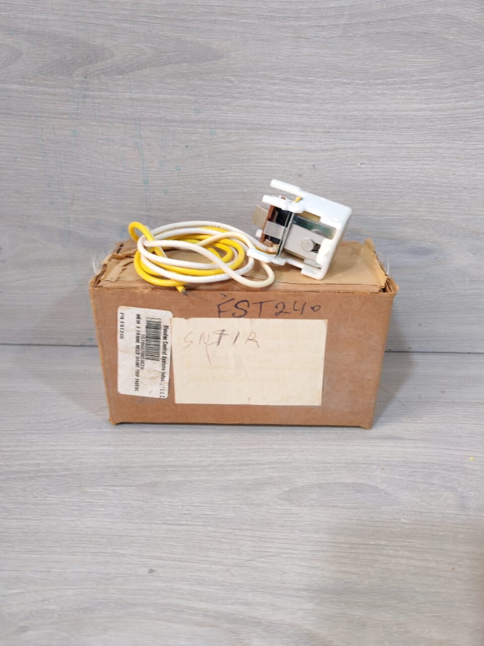Eaton 1490D71G13 EATON SNT1RP12K SHUNT TRIP 208-380 VAC 110-127 VDC 1490D71G13- W/O ORIG.BOX 2