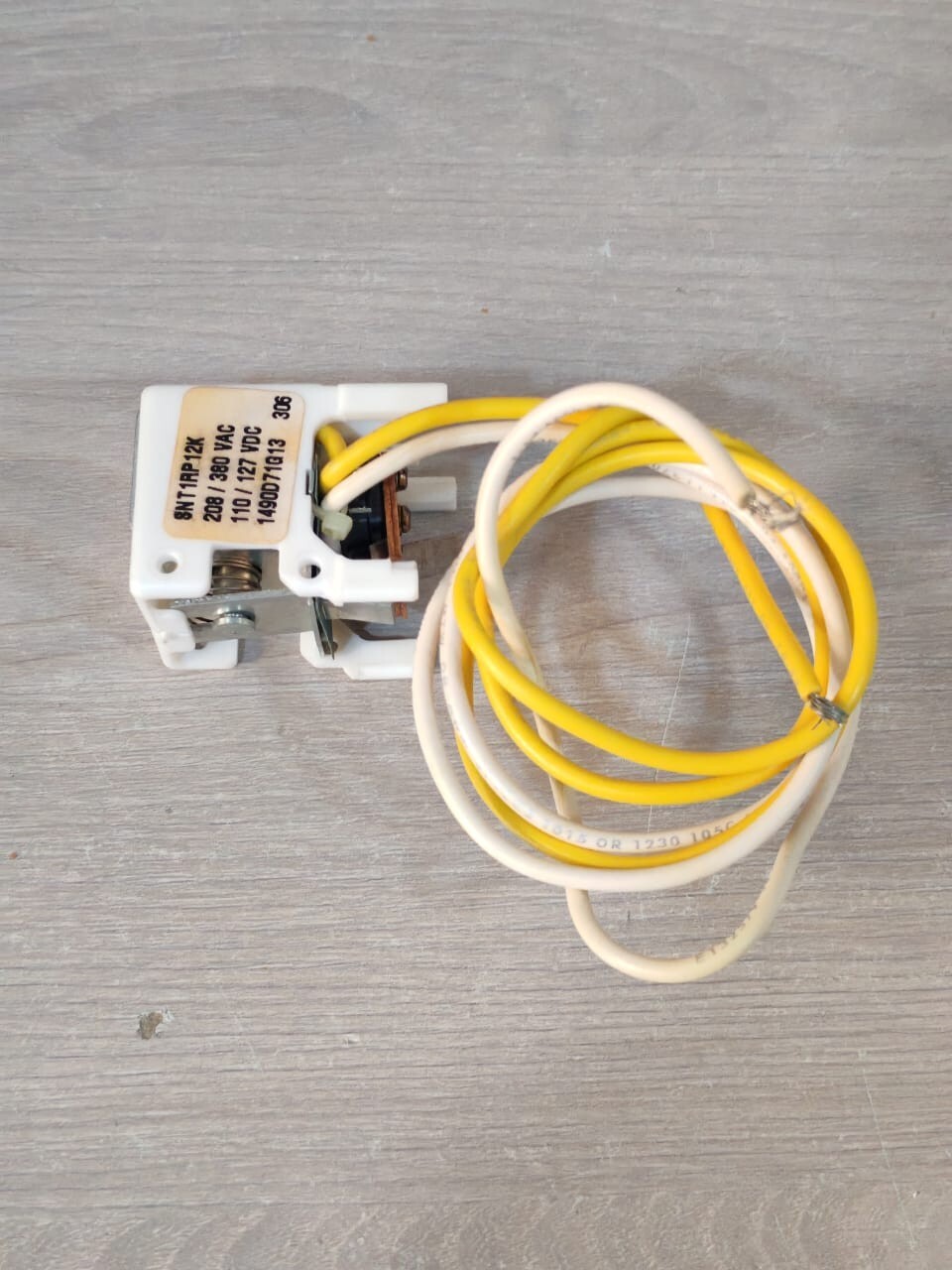 Eaton 1490D71G13 EATON SNT1RP12K SHUNT TRIP 208-380 VAC 110-127 VDC 1490D71G13- W/O ORIG.BOX 6