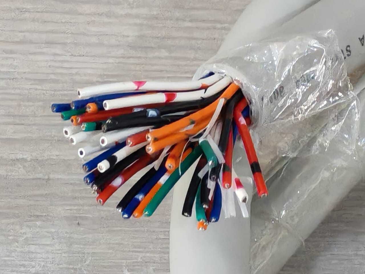 Allen-Bradley 1492-CABLE010Q Allen Bradley 1492-CABLE010Q Ser. C Interface Module Cable 1m Long 4