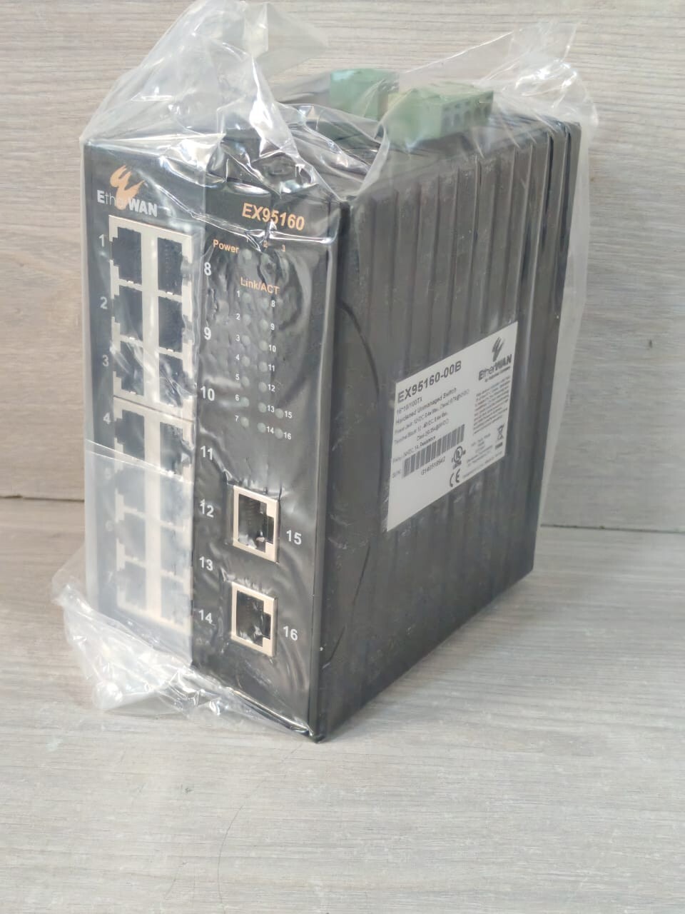 ETHERWAN EX95160-00B ETHERWAN EX95160-00B 16*10/100TX Hardened Unmanaged Switch 6