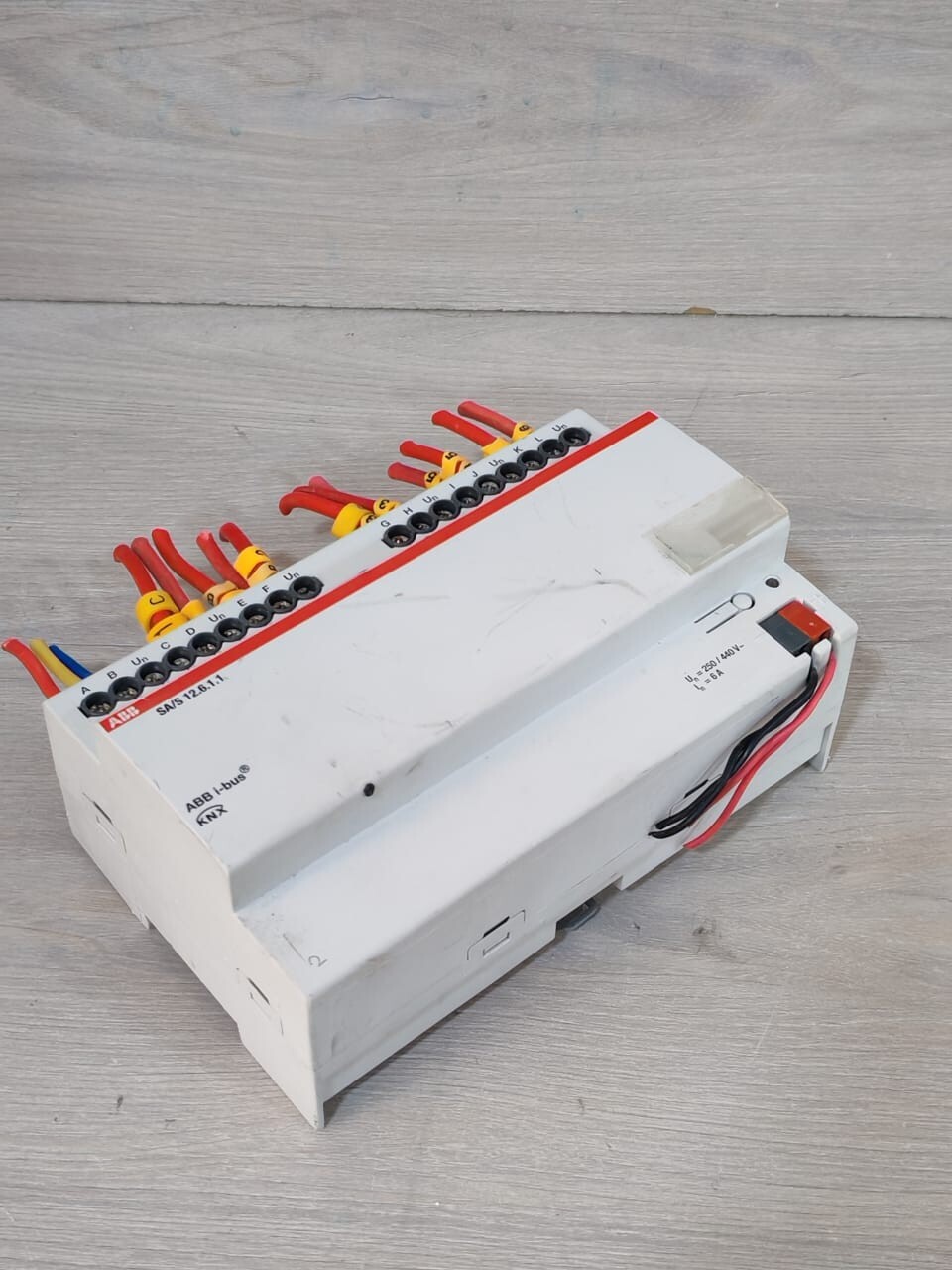 ABB 2CDG110154R0011 ABB SA/S 12.6.1.1 2CDG110154R0011 12-WAY 6A SWITCH ACTUATOR 4