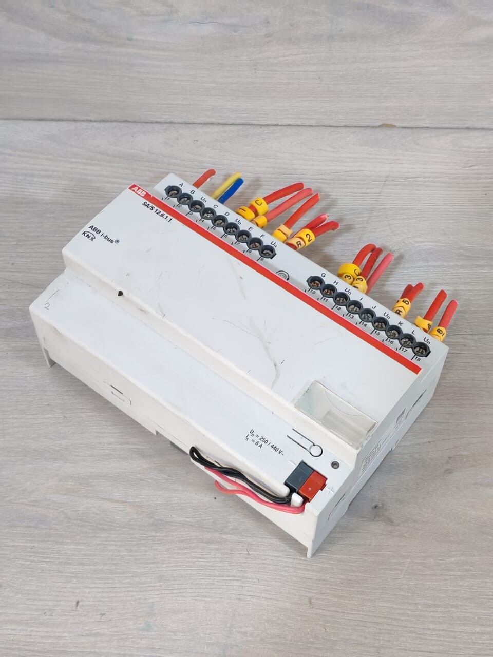 ABB 2CDG110154R0011 ABB SA/S 12.6.1.1 2CDG110154R0011 12-WAY 6A SWITCH ACTUATOR 5