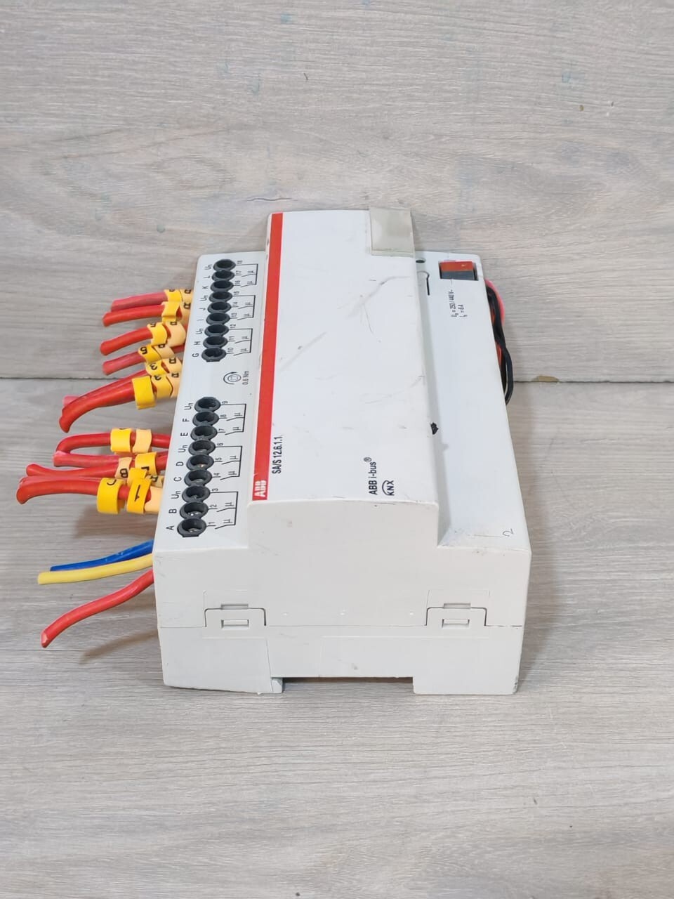 ABB 2CDG110154R0011 ABB SA/S 12.6.1.1 2CDG110154R0011 12-WAY 6A SWITCH ACTUATOR 6