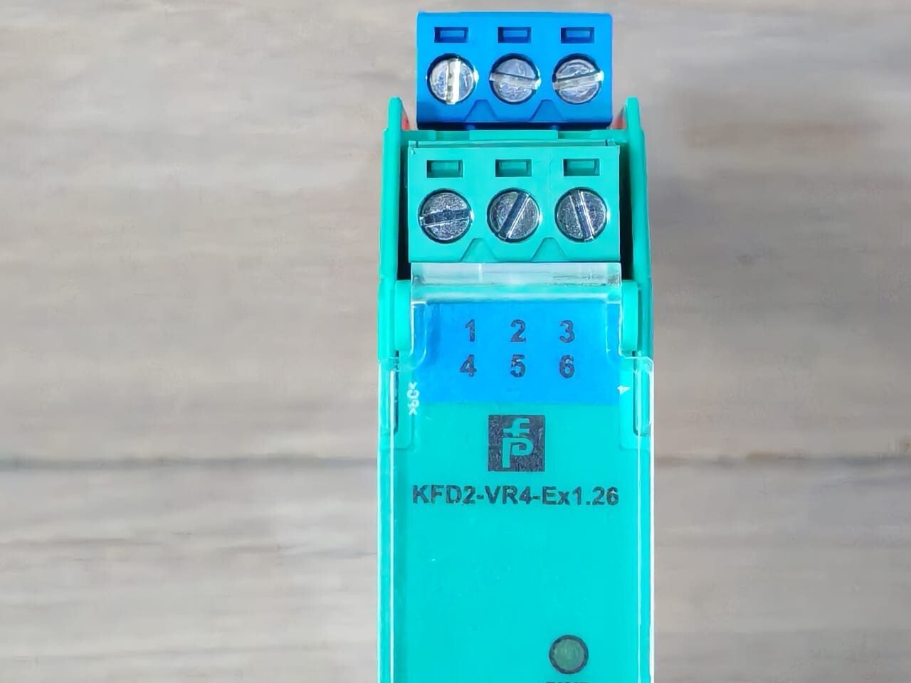 Pepperl+Fuchs 70107327 Pepperl+Fuchs KFD2-VR4-EX1.26 Voltage Repeater 70107327 4