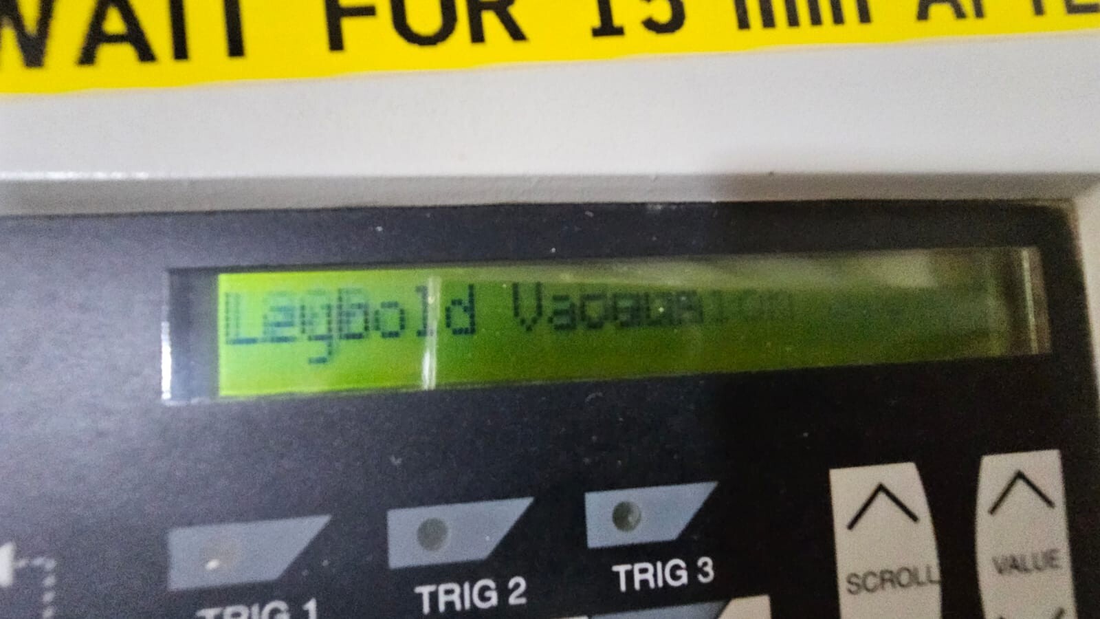 LEYBOLD LEYBOLD LEYBOLD Vaseco L 200 HELIUM LEAK DETECTOR, UNIT; PUMP, VACUUM - With Case Box 3