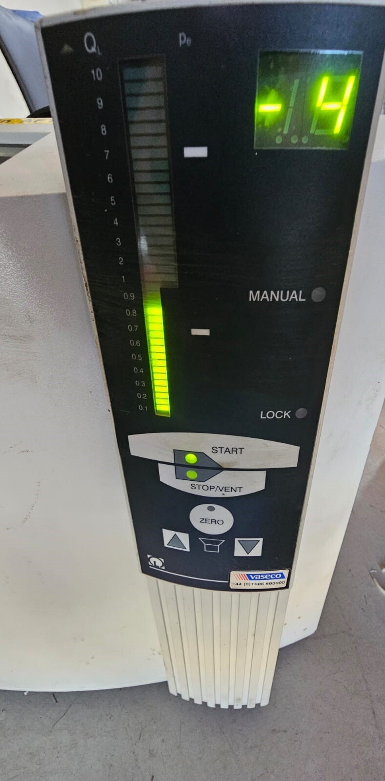 LEYBOLD LEYBOLD LEYBOLD Vaseco L 200 HELIUM LEAK DETECTOR, UNIT; PUMP, VACUUM - With Case Box 7