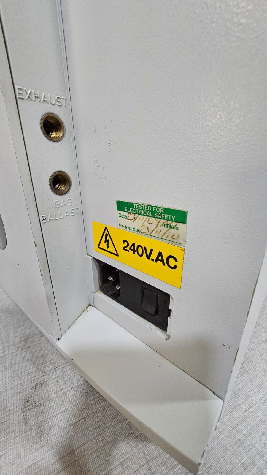 LEYBOLD LEYBOLD LEYBOLD Vaseco L 200 HELIUM LEAK DETECTOR, UNIT; PUMP, VACUUM - With Case Box 9