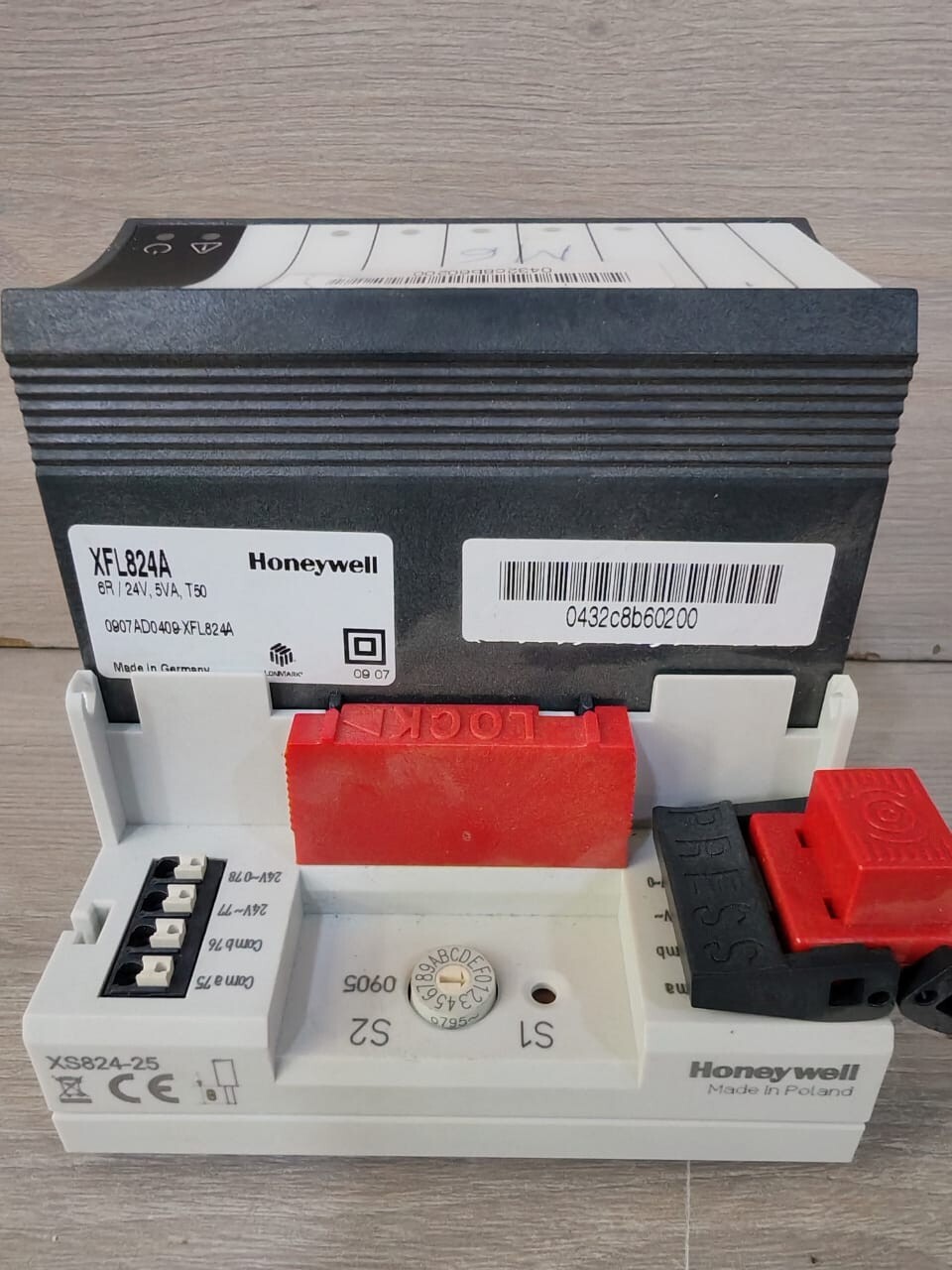 Honeywell XFL824A Honeywell XFL824A with base XS824-25 Analog Output Module 2