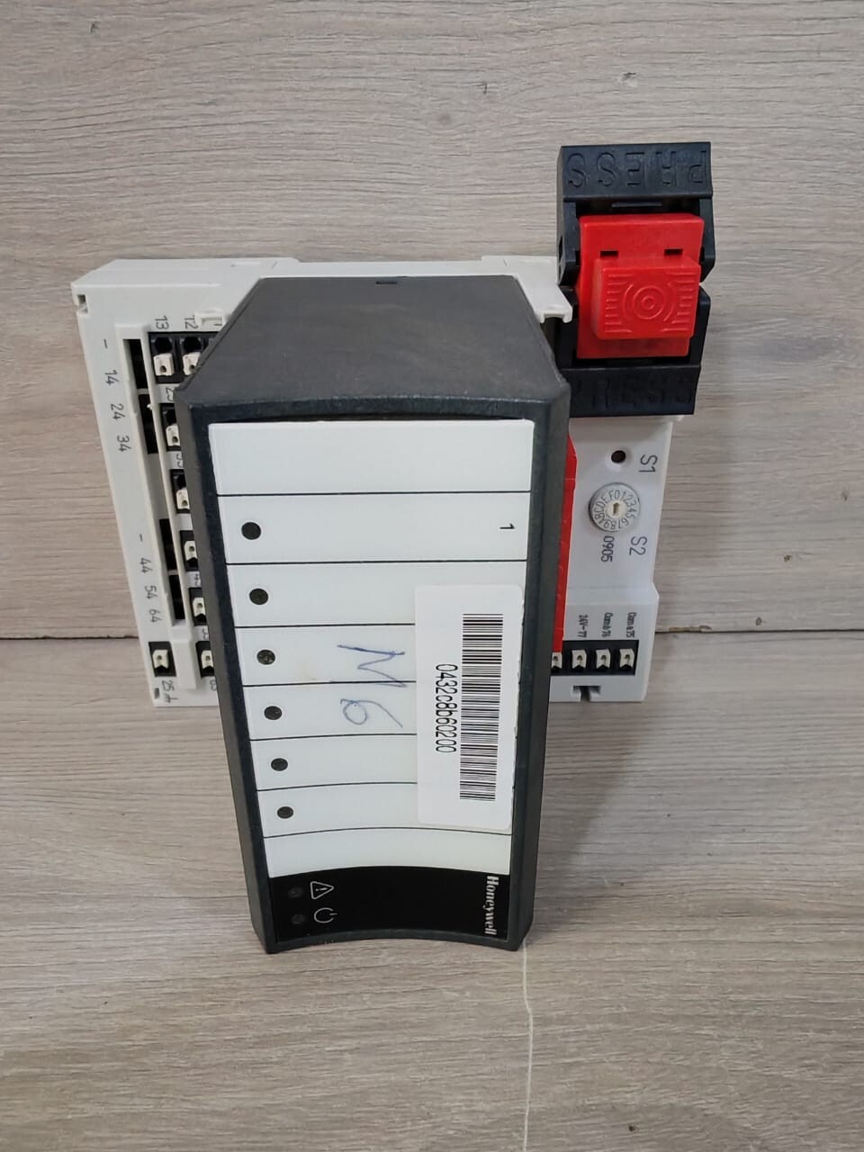 Honeywell XFL824A Honeywell XFL824A with base XS824-25 Analog Output Module 4