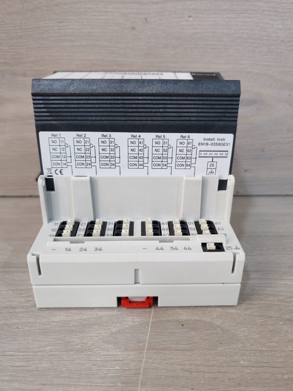 Honeywell XFL824A Honeywell XFL824A with base XS824-25 Analog Output Module 5