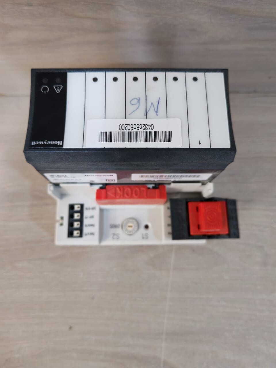 Honeywell XFL824A Honeywell XFL824A with base XS824-25 Analog Output Module 6