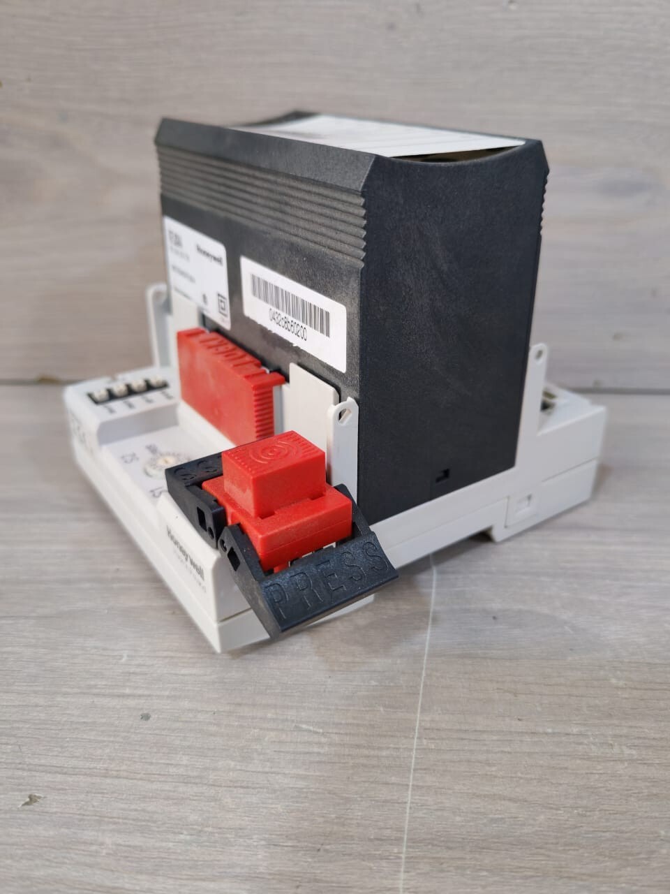 Honeywell XFL824A Honeywell XFL824A with base XS824-25 Analog Output Module 7