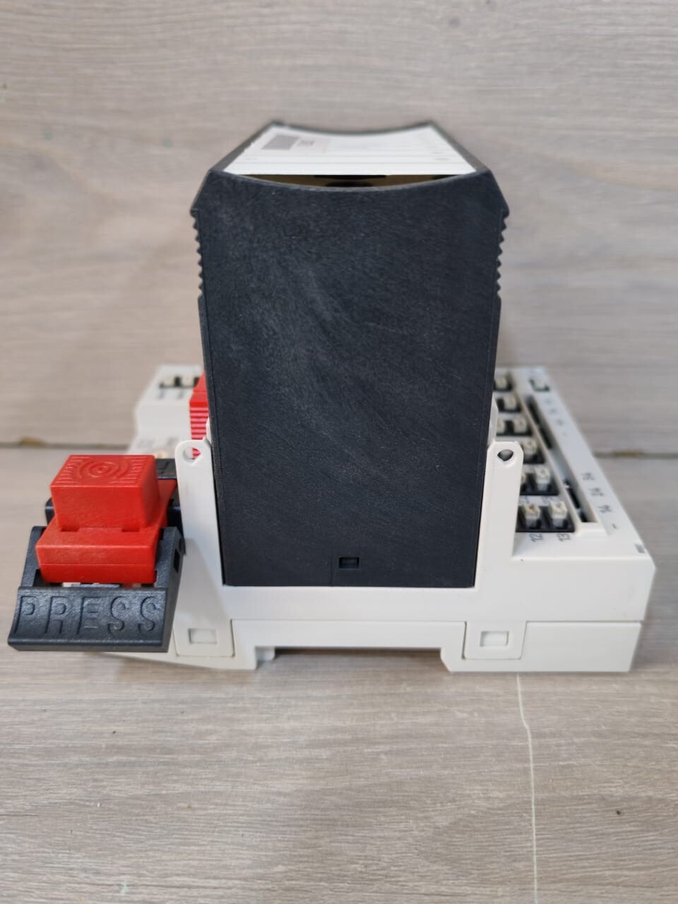 Honeywell XFL824A Honeywell XFL824A with base XS824-25 Analog Output Module 8