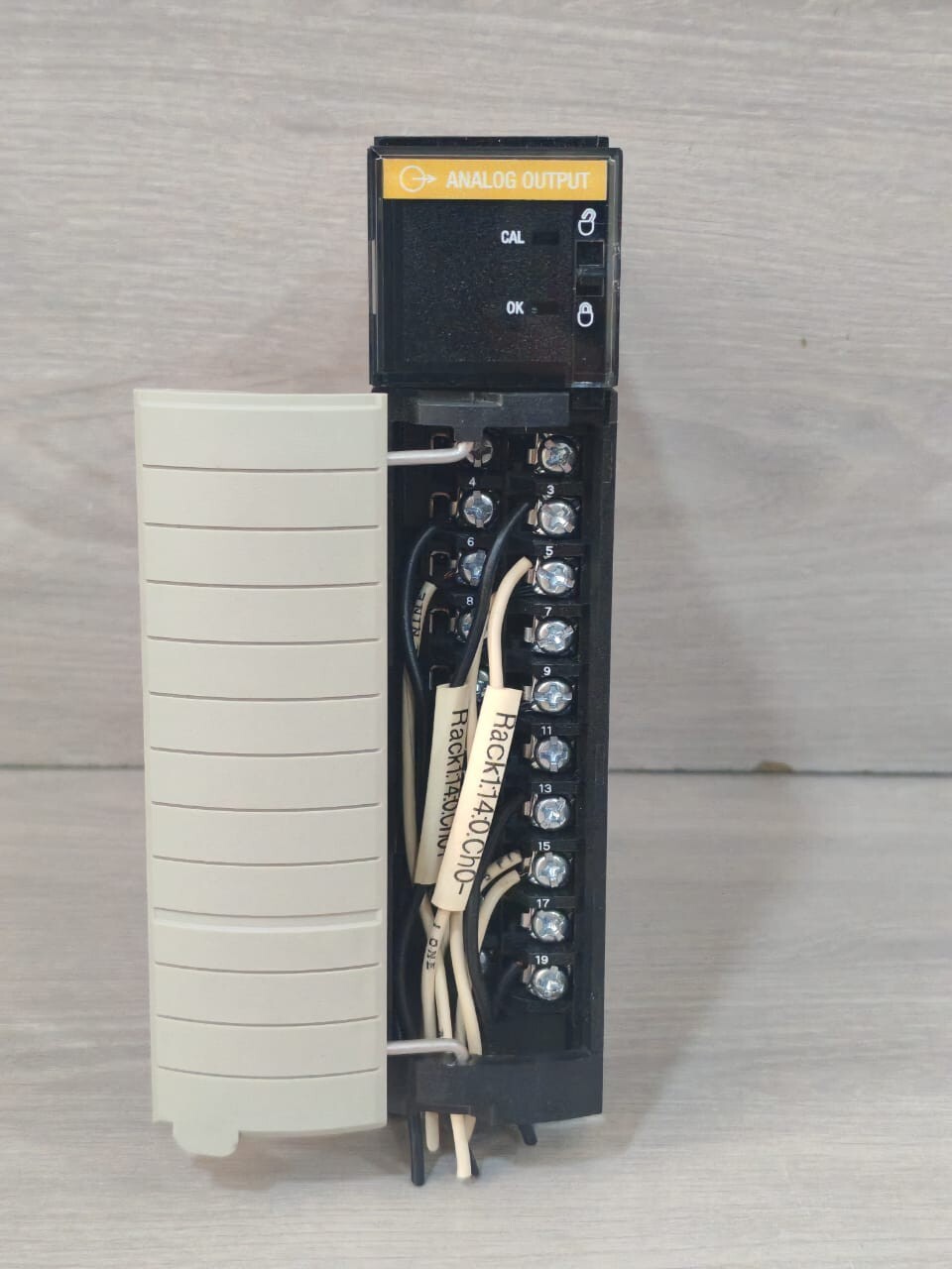 Allen-Bradley 1756-OF8 SER A FW 1.5 ALLEN-BRADLEY 1756-OF8 SER A FW 1.5 CONTROLLOGIX 8 POINT A/O MODULE 3