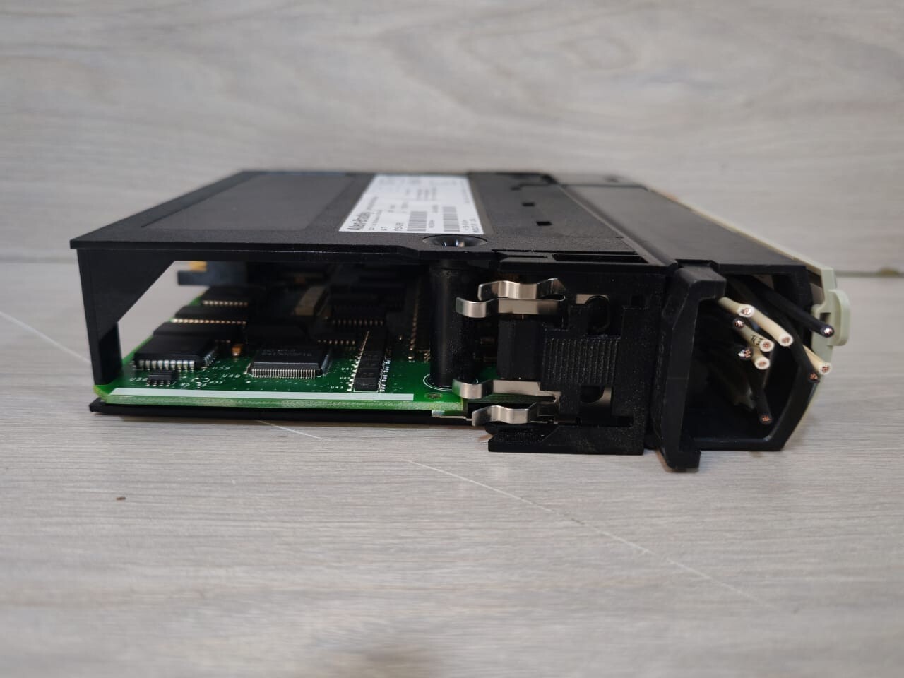 Allen-Bradley 1756-OF8 SER A FW 1.5 ALLEN-BRADLEY 1756-OF8 SER A FW 1.5 CONTROLLOGIX 8 POINT A/O MODULE 10