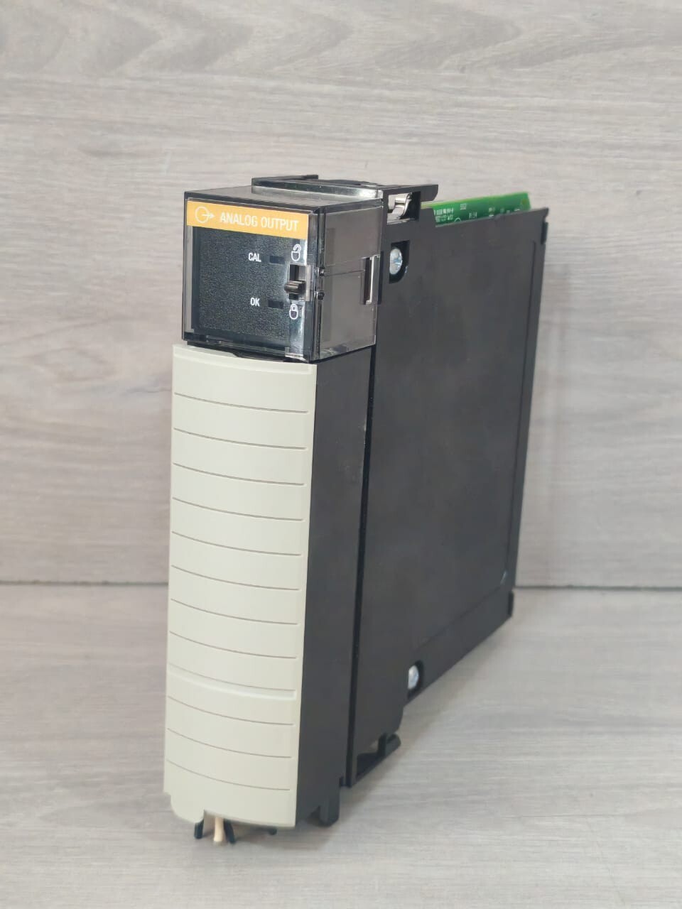 ALLEN-BRADLEY 1756-OF8 SER A FW 1.5 CONTROLLOGIX 8 POINT A/O MODULE