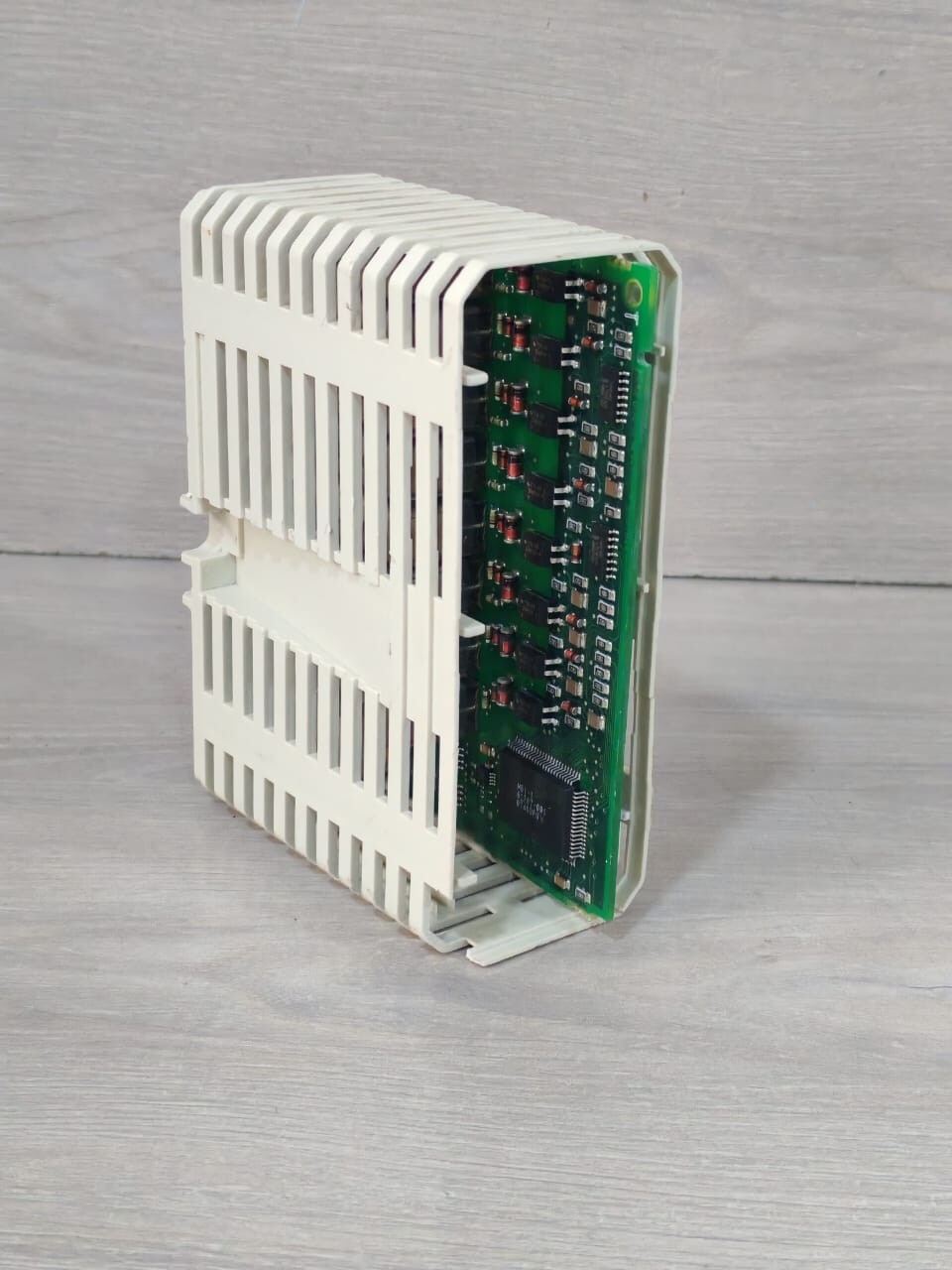 ABB 3BSE008512R1 PR: E ABB DI820 3BSE008512R1 PR: E DIGITAL INPUT MODULE 120VAC/10mA 2