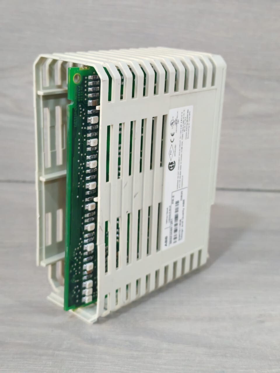 ABB 3BSE008512R1 PR: E ABB DI820 3BSE008512R1 PR: E DIGITAL INPUT MODULE 120VAC/10mA 3